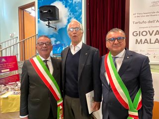 Il consigliere con Giovanni Malagò, presidente del CONI (al centro) Il consigliere con Giovanni Malagò, presidente del CONI (al centro)