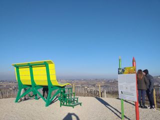 La panchina permette di godere di un magnifico panorama e ricorda i colori della natura e del vino moscato