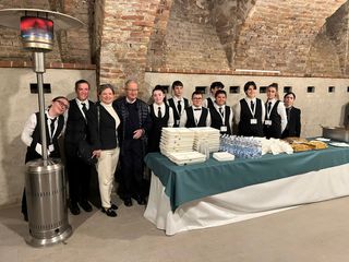 Annalisa Ghella, il sindaco di Neive, insieme a Italo Stupino (terzi e quarti da sx), durante il campionato nazionale studentesco di pasticcerie svoltosi in paese dal 28 al 30 marzo scorso