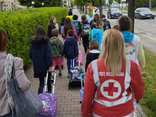 I bambini sono accompagnati lungo il tragitto, in una settimana in cui ci sarà anche da divertirsi imparando