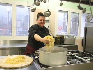 Debora mette a cuocere i tajarin fatti in casa