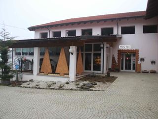 La struttura dell'agriturismo vista dal cortile interno