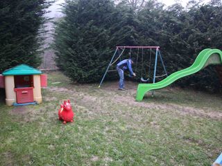 Fabrizio sistema il parco giochi per i bambini