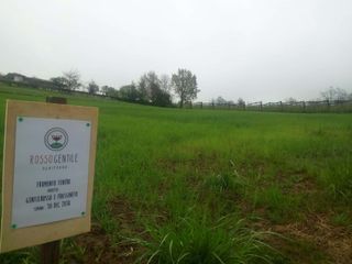 Luca, Enrico e Morena all'interno del punto vendita "Rosso Gentile"