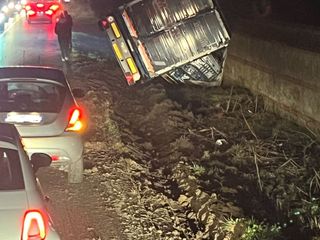 Il camion finito nel fosso