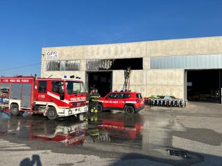 Vigili del Fuoco al lavoro sullo stabile di via Roma Vigili del Fuoco al lavoro sullo stabile di via Roma