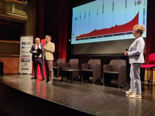 Alcuni momenti della serata tenuta ieri al Teatro Sociale di Alba