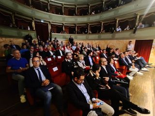 Alcuni momenti della serata tenuta ieri al Teatro Sociale di Alba