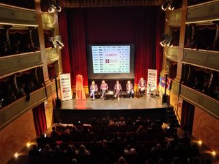 Alcuni momenti della serata tenuta ieri al Teatro Sociale di Alba