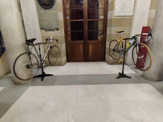 Alcuni momenti della serata tenuta ieri al Teatro Sociale di Alba