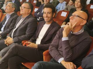 Alcuni momenti della serata tenuta ieri al Teatro Sociale di Alba