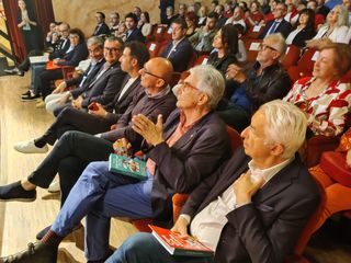 Alcuni momenti della serata tenuta ieri al Teatro Sociale di Alba