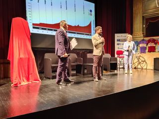 Alcuni momenti della serata tenuta ieri al Teatro Sociale di Alba