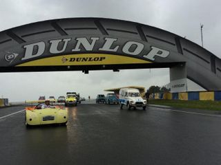 Franco Grosso con la sua 2CV Le Mans sul Circuit de la Sarthe Franco Grosso con la sua 2CV Le Mans sul Circuit de la Sarthe