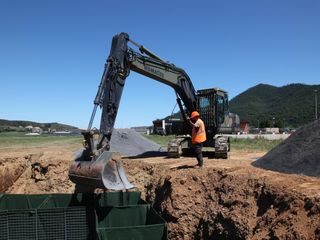 Un momento dei lavori di protezione Un momento dei lavori di protezione