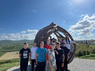 Gli studenti della scuola durante le attività di raccolta delle nocciole Gli studenti della scuola durante le attività di raccolta delle nocciole