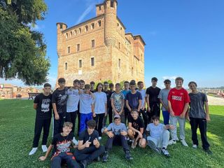 Gli studenti della scuola durante le attività di raccolta delle nocciole Gli studenti della scuola durante le attività di raccolta delle nocciole