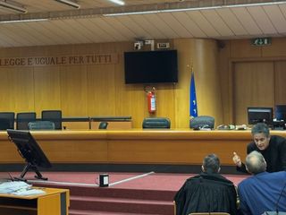 Da sinistra a destra, l'avvocato Stefano Marcolini, di spalle al fianco di Mario Roggero, e il professore e analista processuale Sergio Novani