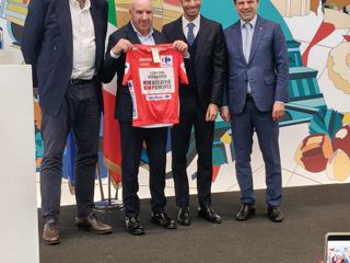 Il sindaco Riberi esibisce la maglia di Limone Piemonte