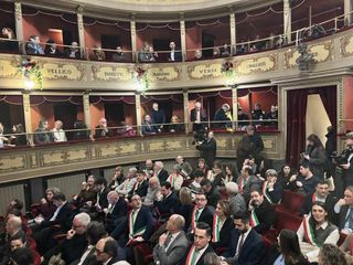 Teatro Marenco gremito di fasce tricolori