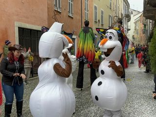 Alcuni momenti della sfilata in corso a Mondovì Alcuni momenti della sfilata in corso a Mondovì