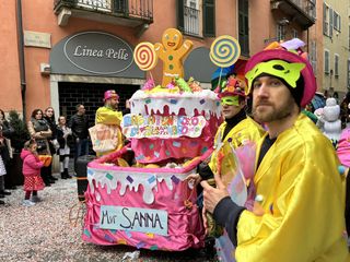 Alcuni momenti della sfilata in corso a Mondovì Alcuni momenti della sfilata in corso a Mondovì