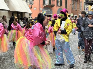 Alcuni momenti della sfilata in corso a Mondovì Alcuni momenti della sfilata in corso a Mondovì