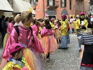 Alcuni momenti della sfilata in corso a Mondovì Alcuni momenti della sfilata in corso a Mondovì