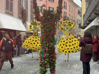 Alcuni momenti della sfilata in corso a Mondovì Alcuni momenti della sfilata in corso a Mondovì