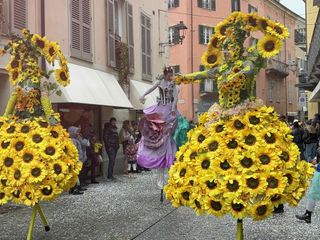 Alcuni momenti della sfilata in corso a Mondovì Alcuni momenti della sfilata in corso a Mondovì