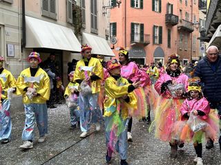 Alcuni momenti della sfilata in corso a Mondovì Alcuni momenti della sfilata in corso a Mondovì