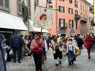 Alcuni momenti della sfilata in corso a Mondovì Alcuni momenti della sfilata in corso a Mondovì