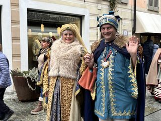 Alcuni momenti della sfilata in corso a Mondovì Alcuni momenti della sfilata in corso a Mondovì