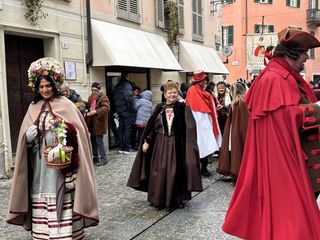 Alcuni momenti della sfilata in corso a Mondovì Alcuni momenti della sfilata in corso a Mondovì