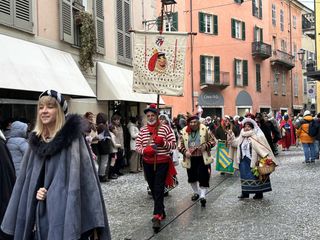 Alcuni momenti della sfilata in corso a Mondovì Alcuni momenti della sfilata in corso a Mondovì