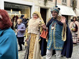 Alcuni momenti della sfilata in corso a Mondovì Alcuni momenti della sfilata in corso a Mondovì