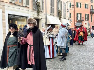 Alcuni momenti della sfilata in corso a Mondovì Alcuni momenti della sfilata in corso a Mondovì