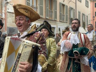 Alcuni momenti della sfilata in corso a Mondovì Alcuni momenti della sfilata in corso a Mondovì