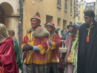 Alcuni momenti della sfilata in corso a Mondovì Alcuni momenti della sfilata in corso a Mondovì