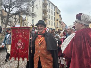 Alcuni momenti della sfilata in corso a Mondovì Alcuni momenti della sfilata in corso a Mondovì