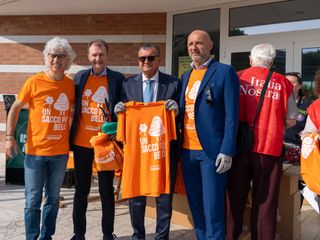 Alba: volontari in partenza dal Palazzo Mostre e Congressi Alba: volontari in partenza dal Palazzo Mostre e Congressi