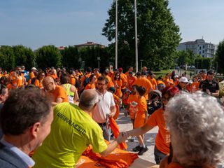 Alba: volontari in partenza dal Palazzo Mostre e Congressi Alba: volontari in partenza dal Palazzo Mostre e Congressi