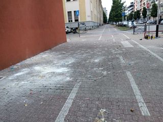 Davanti al liceo De Amicis in corso Brunet, tra farina a terra e bottiglie vuote Davanti al liceo De Amicis in corso Brunet, tra farina a terra e bottiglie vuote