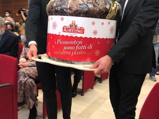 Panettone da 20 kg battuto all'asta del tartufo Panettone da 20 kg battuto all'asta del tartufo