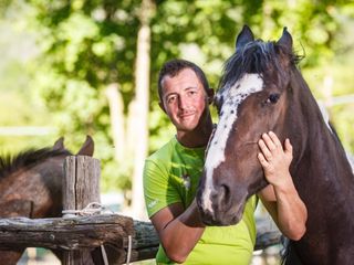 Fabrizio accarezza un cavallo