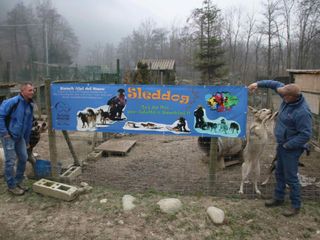 Fabrizio e papà Attilio davanti ai recinti dei Siberian e Alaskan Husky