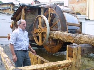 Natale Pellegrino durante un'esposizione del mulino per la macina del mais Natale Pellegrino durante un'esposizione del mulino per la macina del mais