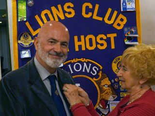 Il presidente del Lions Club Bra Host, Armando Verrua, premiato dal past governatore Elena Saglietti (Foto G. Berrino)