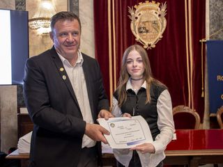Duhamel Eglantine una delle 4 studentesse premiate di Barcelonnette Duhamel Eglantine una delle 4 studentesse premiate di Barcelonnette