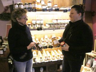 Mamma Anna e Debora con alcuni vasetti dei prodotti trasformati